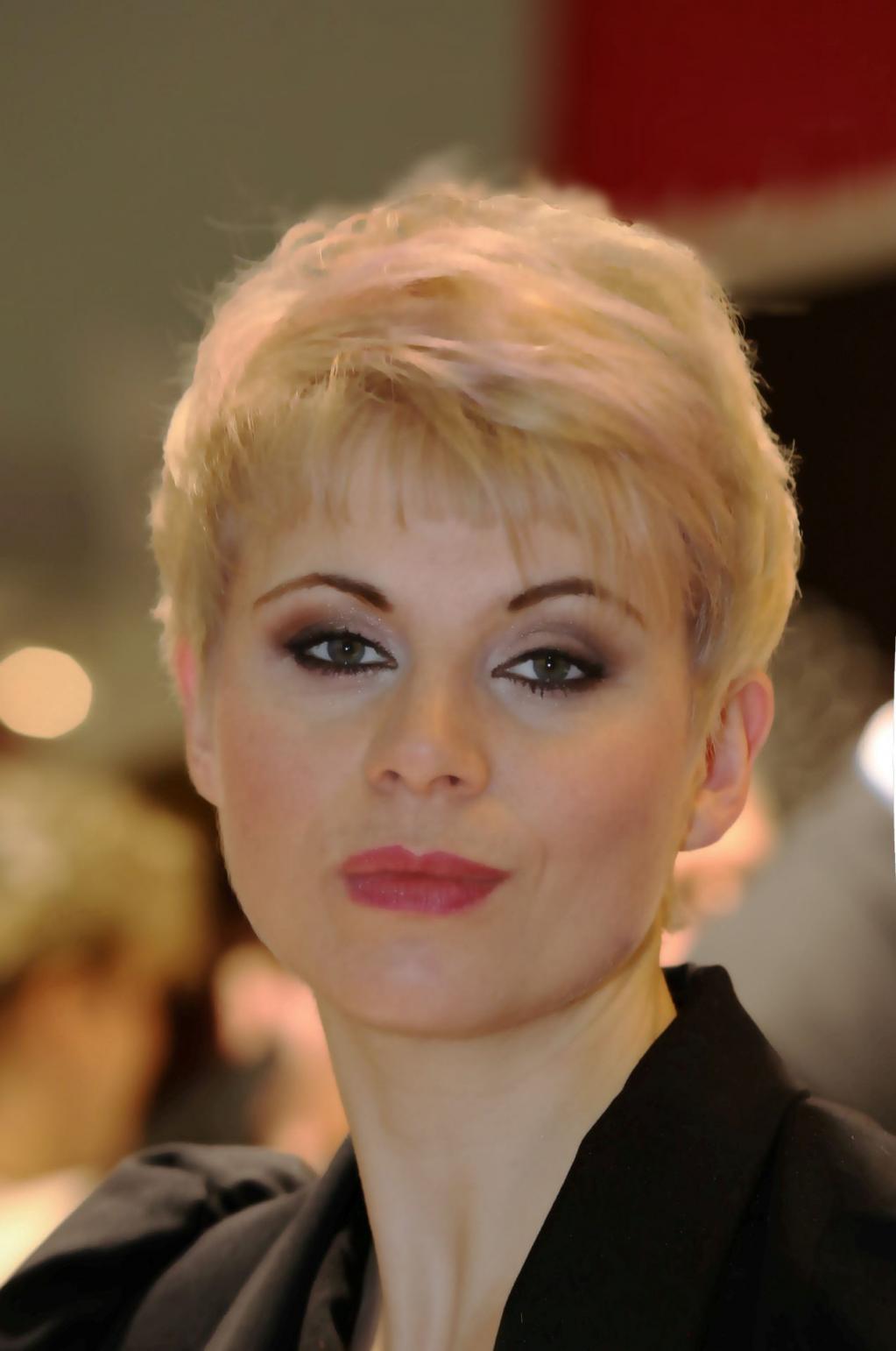 kurzer Pony mit langen Strähnen...