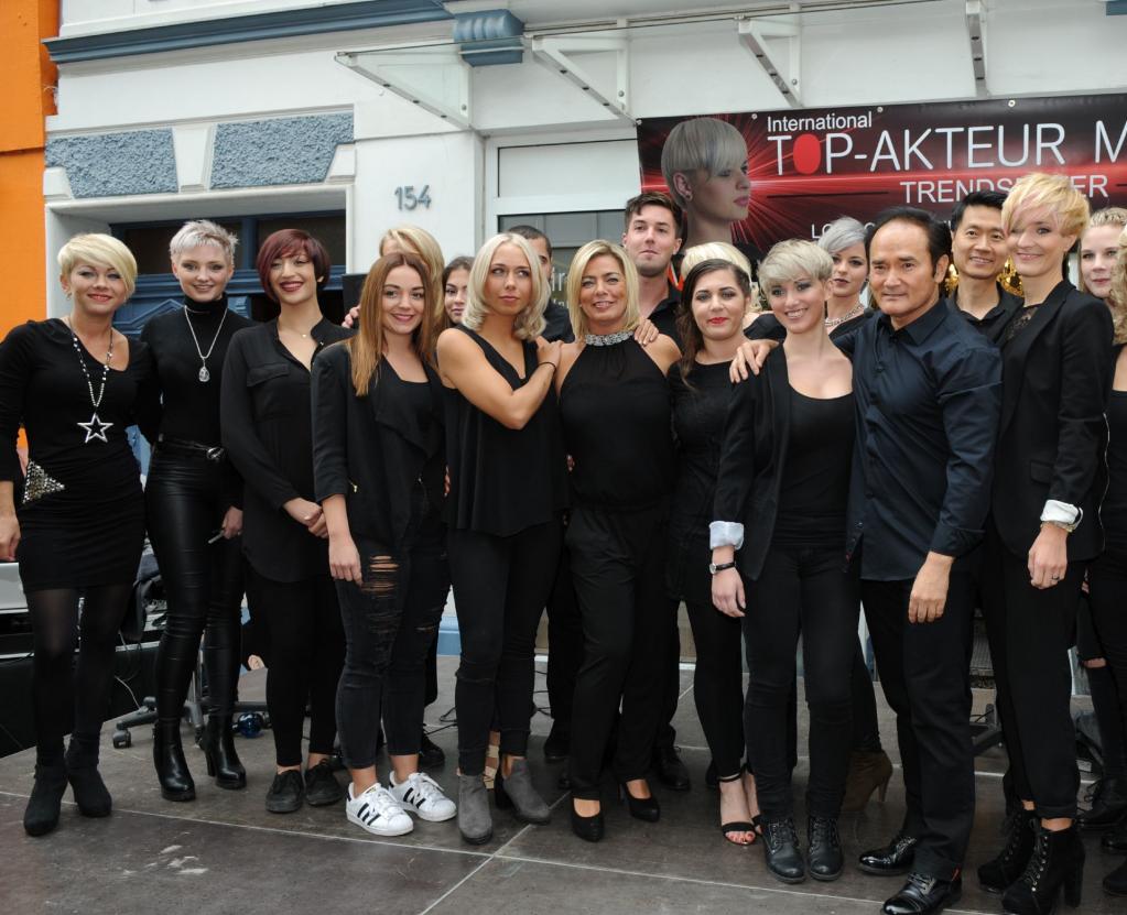 Friseure und Modelle aus beiden Salons...